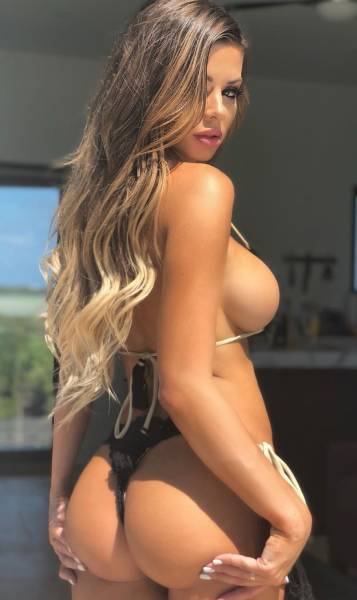 There’s Never Enough Side Boobs!