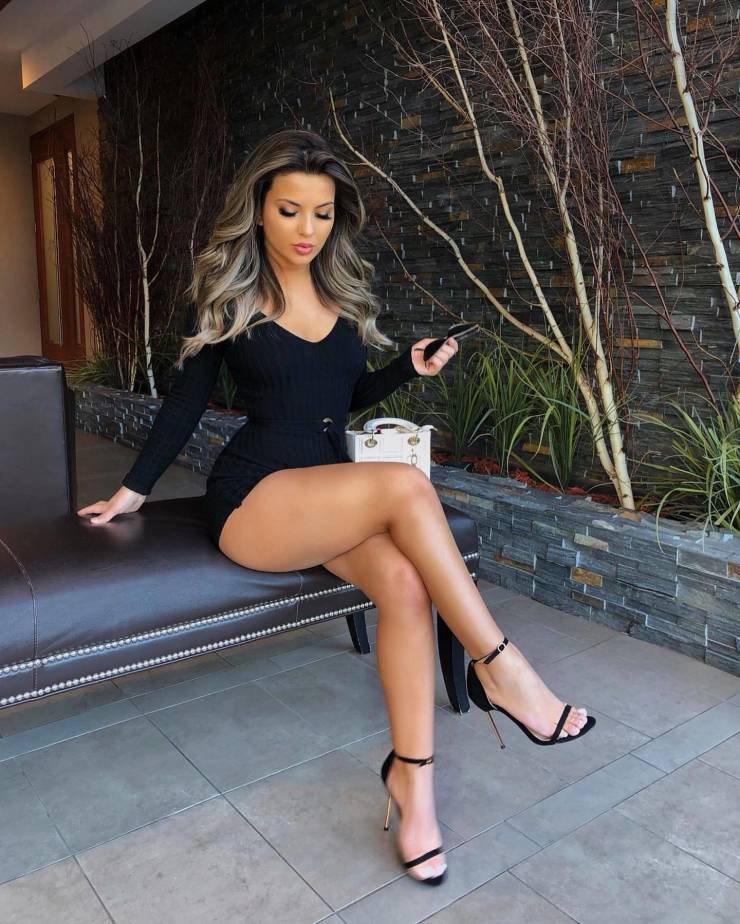 Hot Girls With Beautiful Long Legs