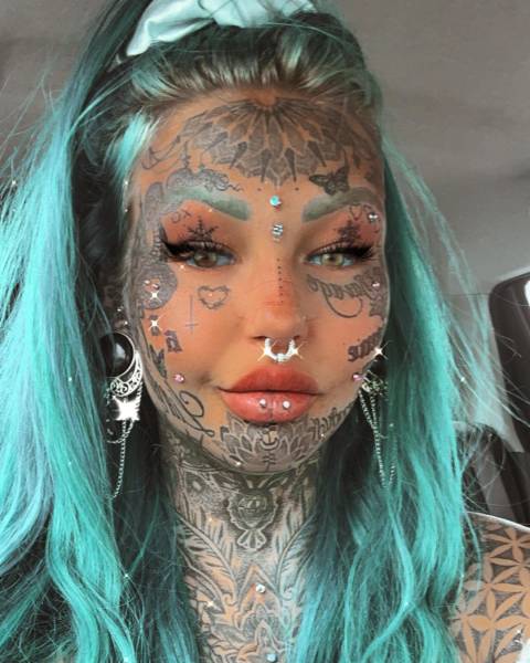 Australian Model Who Became Famous Because Of Her Full-Body Tattoos Had A “Not Very Legal” Source Of Side Income…