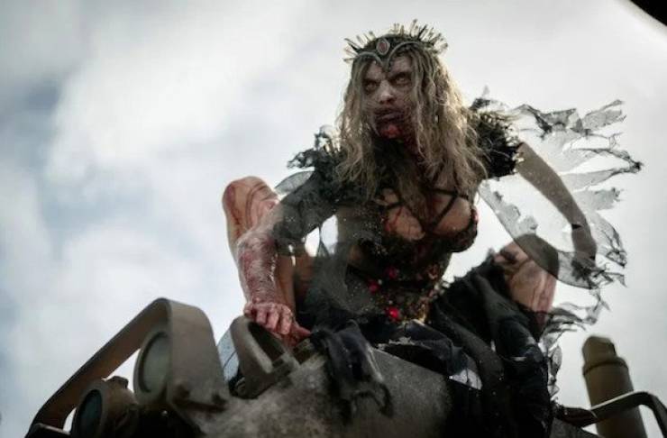 Zombie Queen From “Army Of The Dead” Is Actually A Beauty!