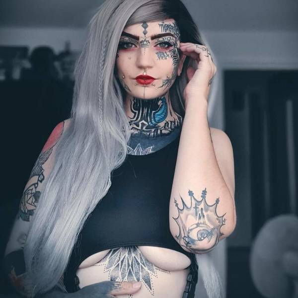 British Tattoo-Girl Disgusted After Seeing Her Body Without Tattoos