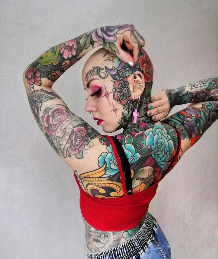 Heavily Tattooed Nurse Shows Her Old Photos