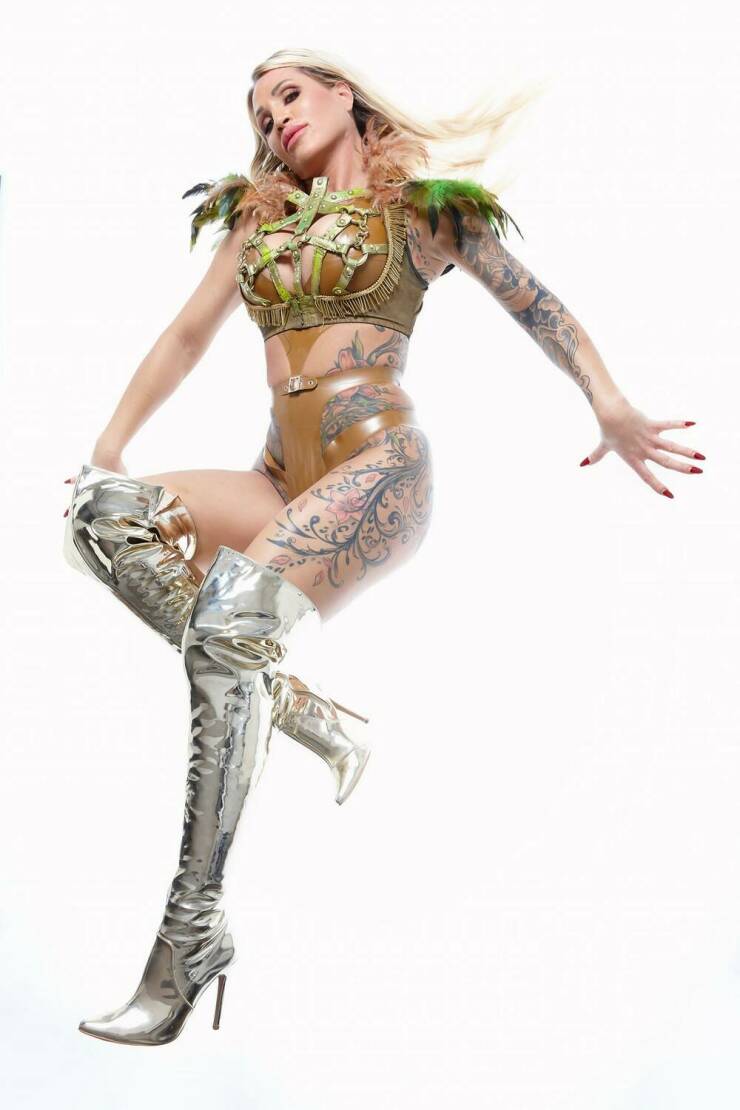 Policewoman Leaves Her Job To Become A Dominatrix