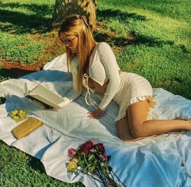 These Are Some Stunning Side Boobs!