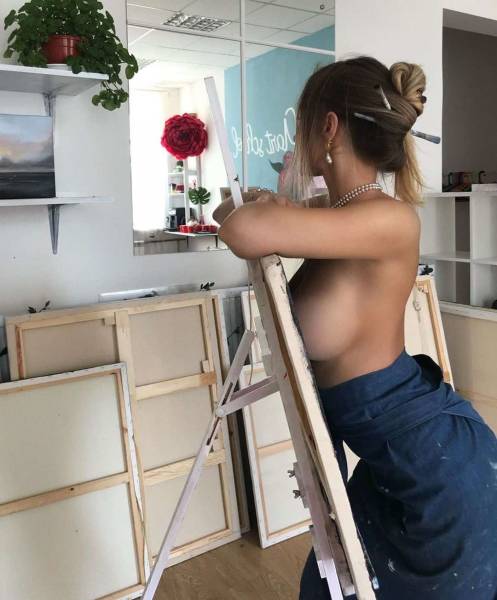 These Side Boobs Are Glorious!