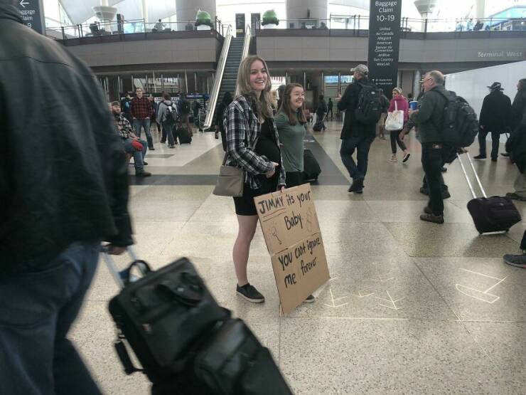 Airport Chronicles: Hilarious, Heartwarming, And Bizarre Pics From The Terminal