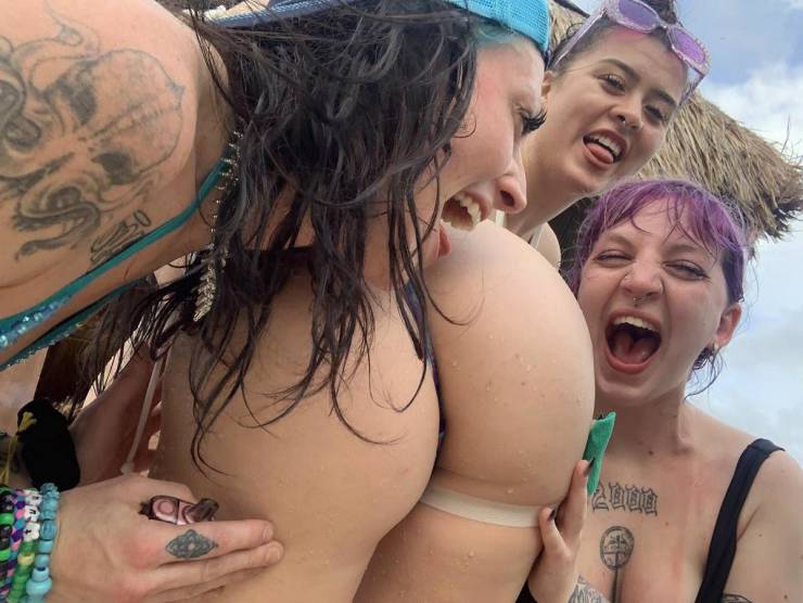 Sexy Girls At Music Festivals