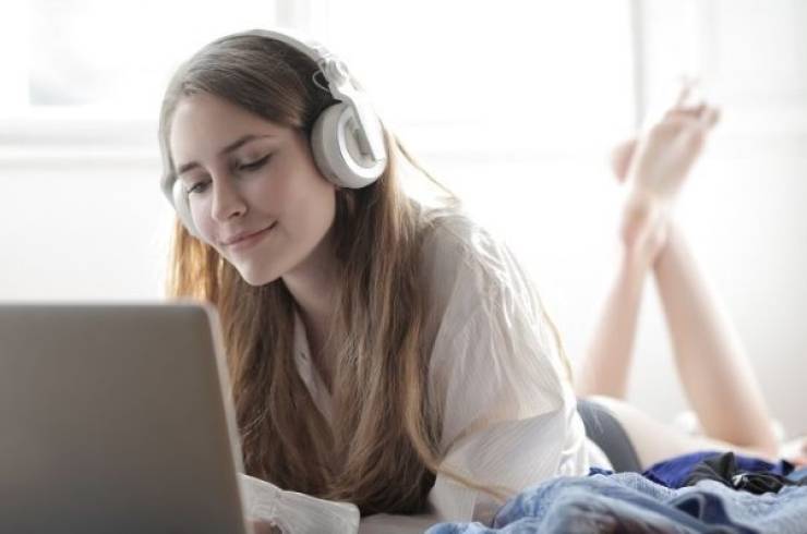 Exploring the Fun of Spontaneous Online Conversations