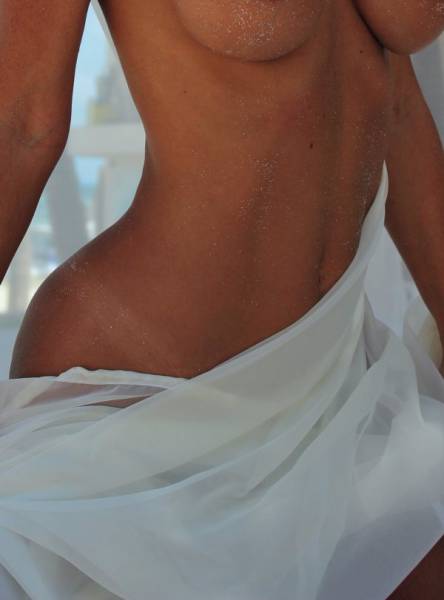 Get Ready For Some Tasty Underboob Pics