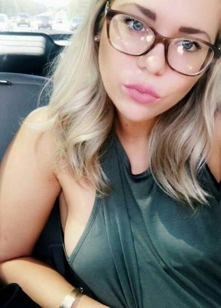 Braless Girls Let Their Boobs Hang Free