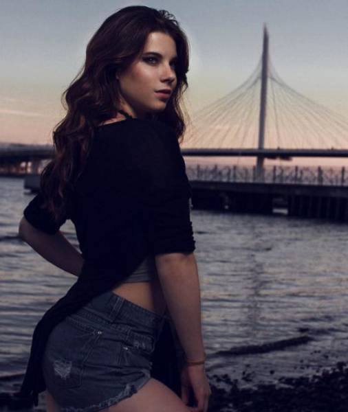 This Russian Cosplay Girl Knows How To Do It