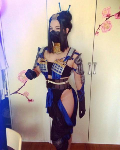 This Russian Cosplay Girl Knows How To Do It