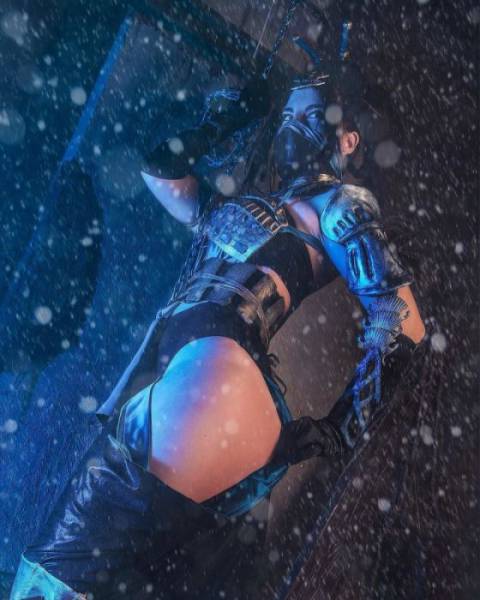 This Russian Cosplay Girl Knows How To Do It