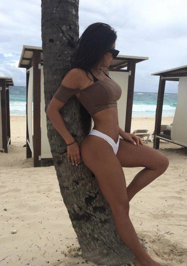 Sexy Chicks With Gorgeous Long Legs