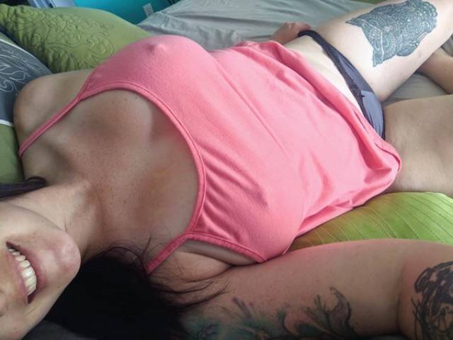 Braless Girls Let Their Boobs Hang Free