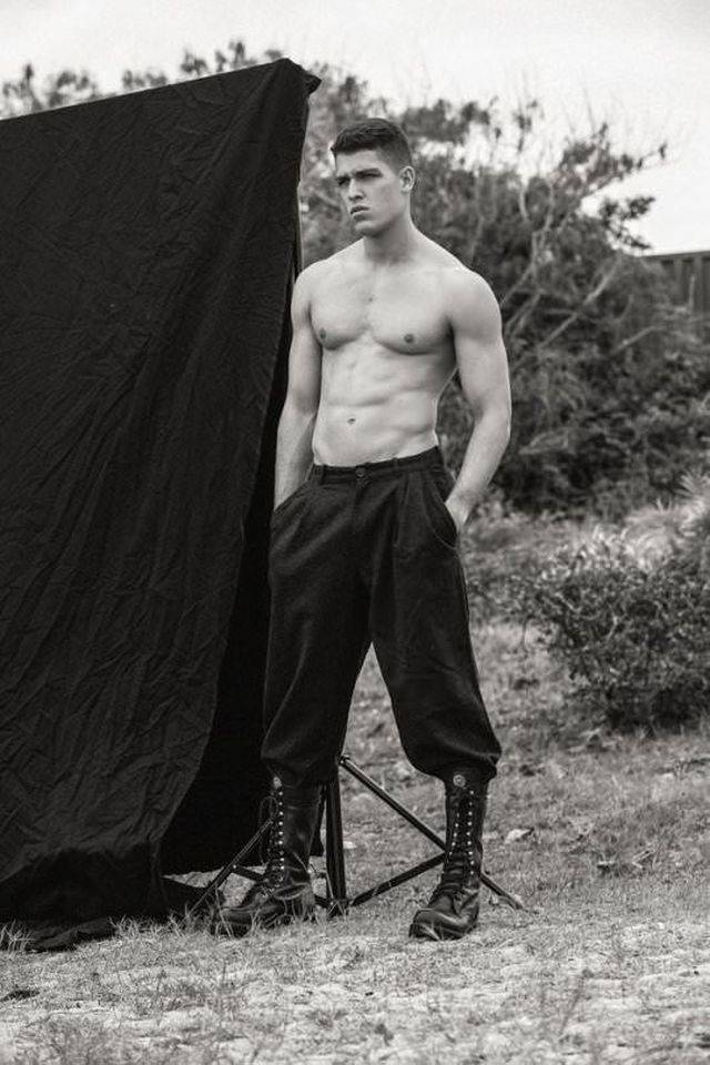 Sexy Men With Absolutely Mesmerizing Looks