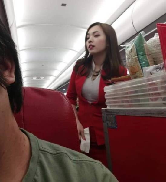 This Chinese “AirAsia” Hostess Is Such A Cutie