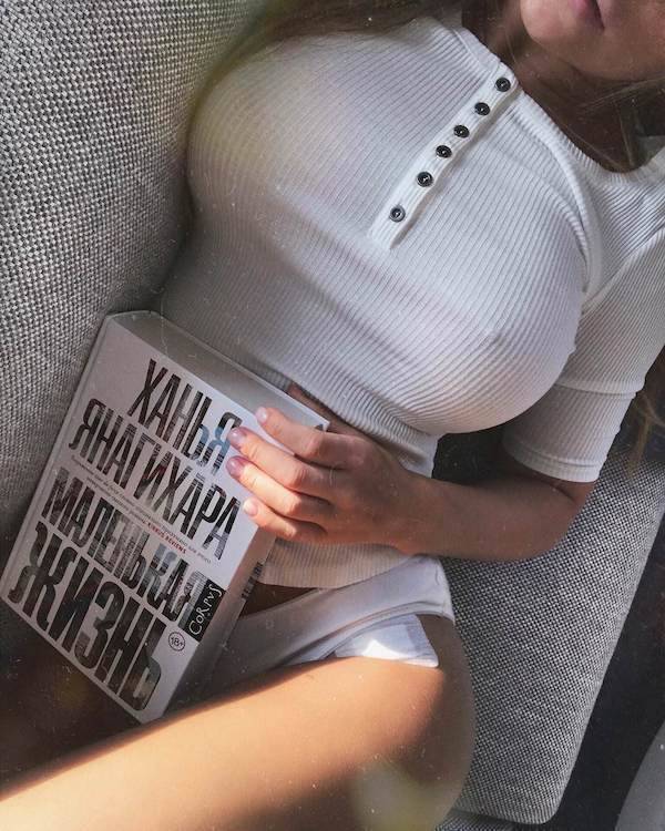 Braless Girls Let Their Boobs Hang Free