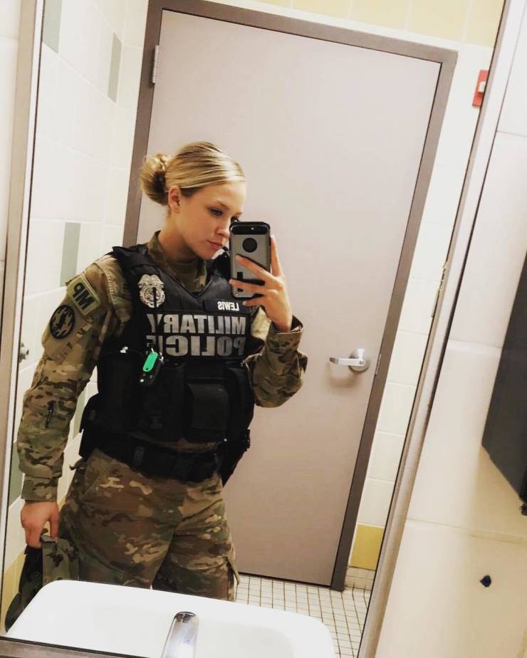These Female Soldiers Look Great. Always