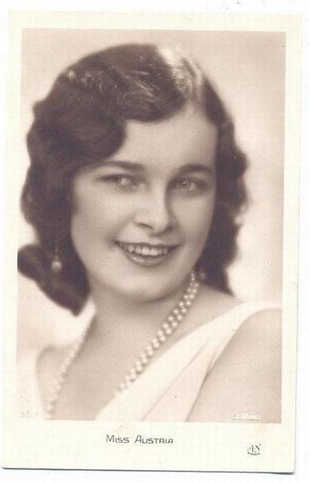 Former beauty contest participant (13 pics)