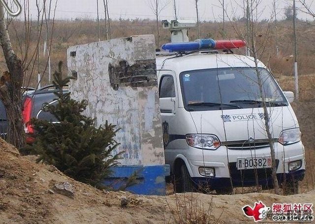 WALL-E or Chinese cops? (2 pics)