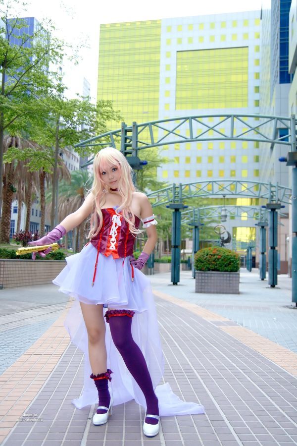 Pretty Asian girl shows us how to cosplay! (32 pics)
