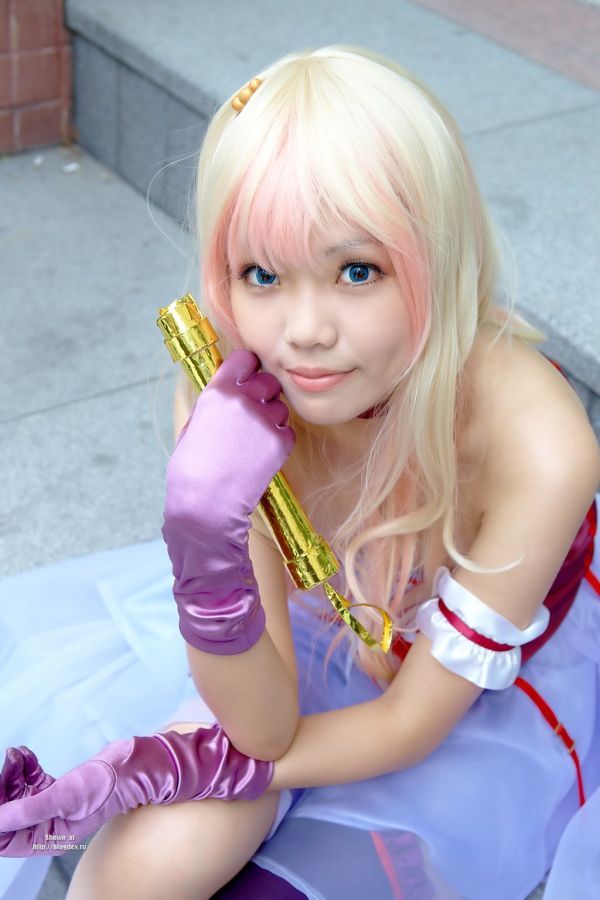Pretty Asian girl shows us how to cosplay! (32 pics)