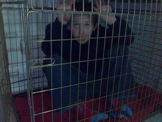 Children in cages (30 pics)