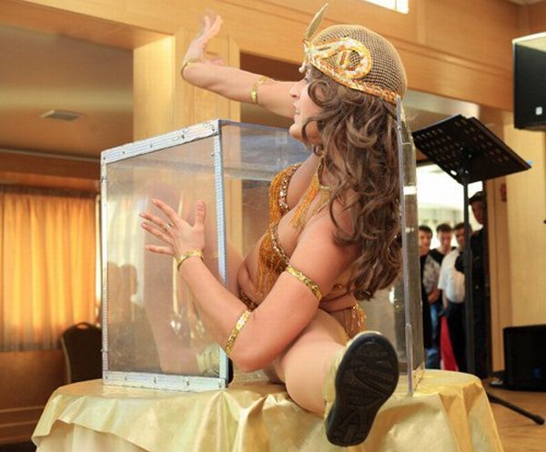 A flexible girl and a box (7 pics) A flexible girl and a box (7 pics)