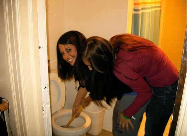 Hot girls unclogging toilets (28 pics) Hot girls unclogging toilets (28 pics)