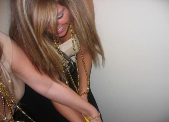 Hot girls unclogging toilets (28 pics)