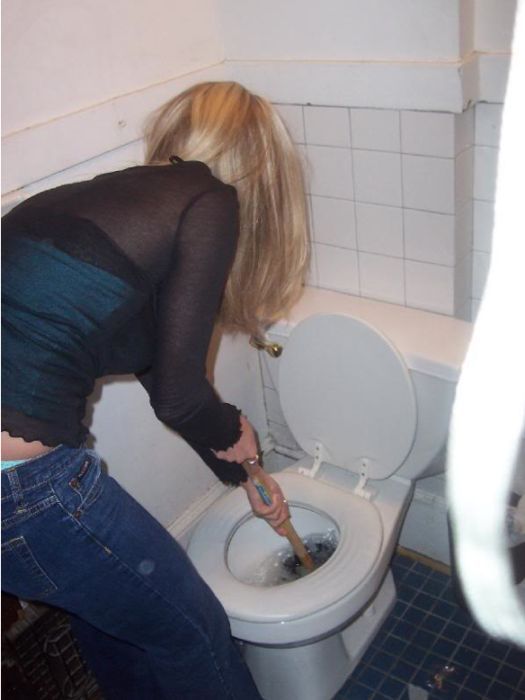 Hot girls unclogging toilets (28 pics)