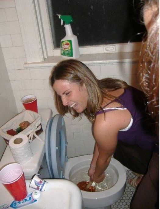 Hot girls unclogging toilets (28 pics)