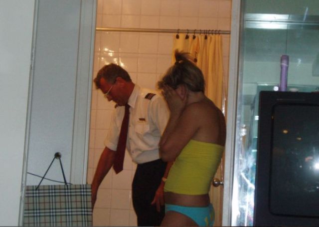 Hot girls unclogging toilets (28 pics)