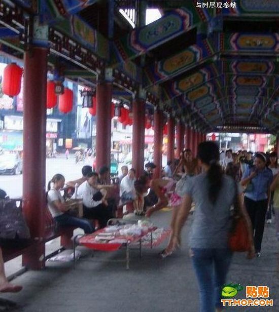 Short Skirts Have One Major Inconvenience! )) (4 pics) Short Skirts Have One Major Inconvenience! )) (4 pics)