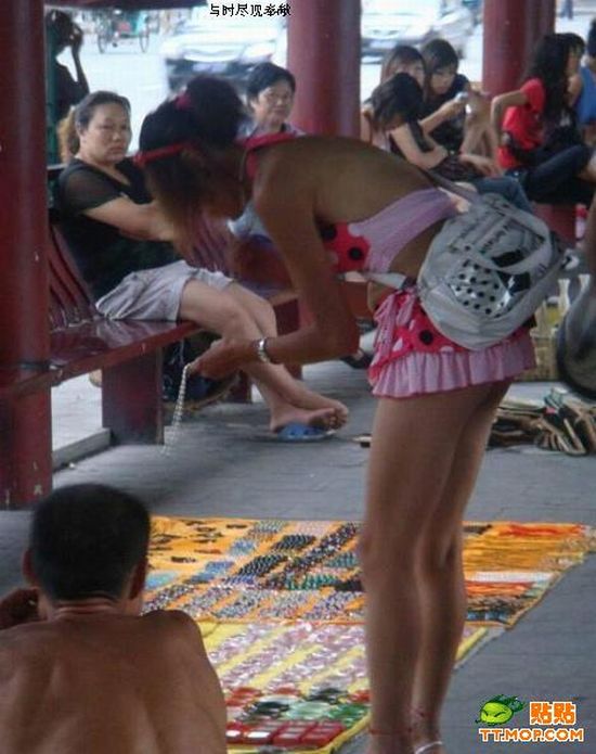 Short Skirts Have One Major Inconvenience! )) (4 pics) Short Skirts Have One Major Inconvenience! )) (4 pics)