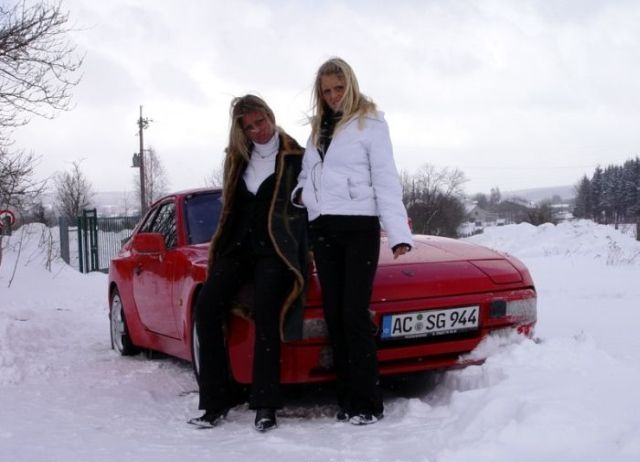 Pretty Girls Stuck in Snowy Roads (34 pics)