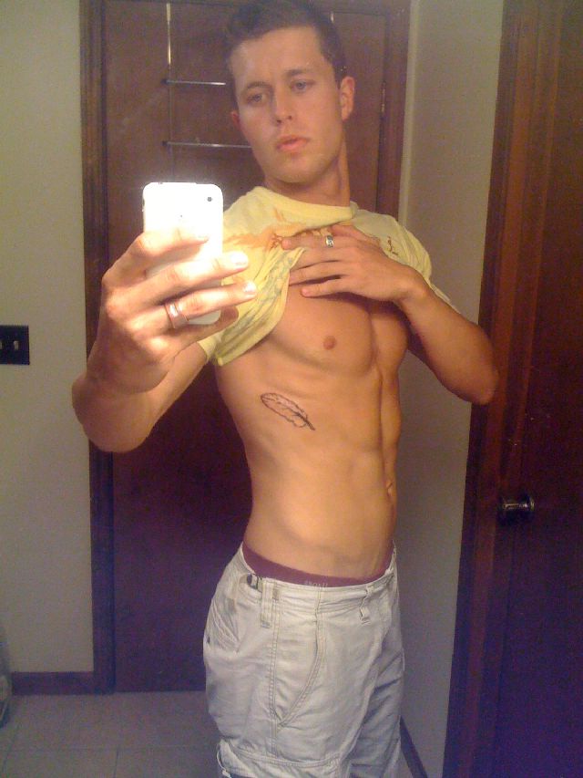 Hot Guys with iPhones (34 pics)