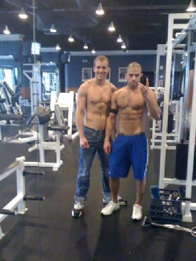 Hot Guys with iPhones (34 pics)