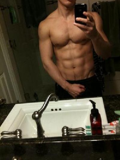 Hot Guys with iPhones (34 pics)