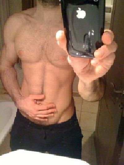 Hot Guys with iPhones (34 pics)