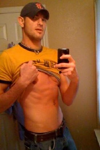 Hot Guys with iPhones (34 pics)