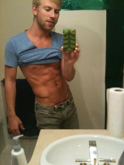 Hot Guys with iPhones (34 pics)