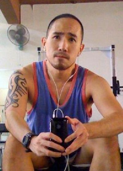 Hot Guys with iPhones (34 pics)