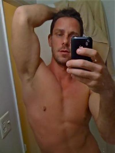 Hot Guys with iPhones (34 pics)
