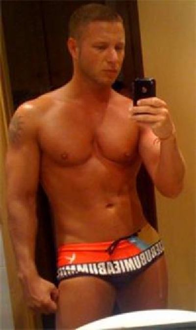 Hot Guys with iPhones (34 pics)