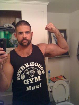 Hot Guys with iPhones (34 pics)