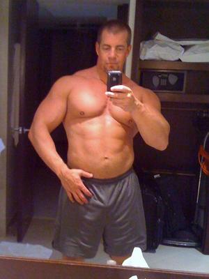 Hot Guys with iPhones (34 pics)