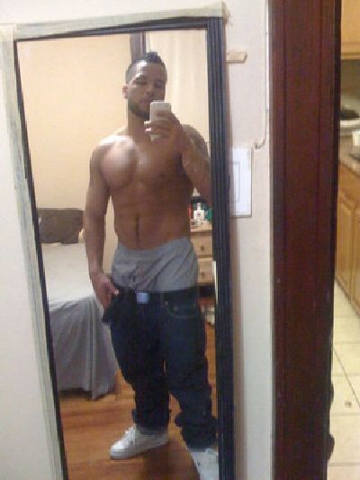 Hot Guys with iPhones (34 pics)