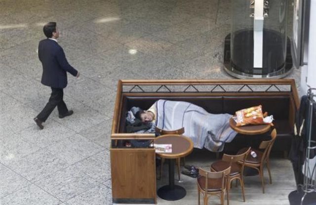 People Sleeping Everywhere (40 pics)
